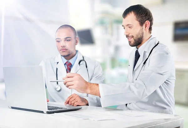 Ärzteteam Arbeitet Laptop Isoliert Auf Weißem Hintergrund — Stockfoto