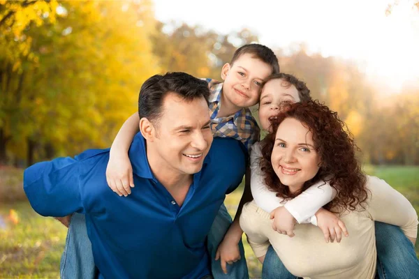 Gelukkige familie op buitenshuis. — Stockfoto