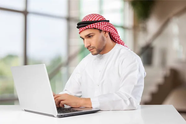 Charmanter Geschäftsmann mit Laptop — Stockfoto