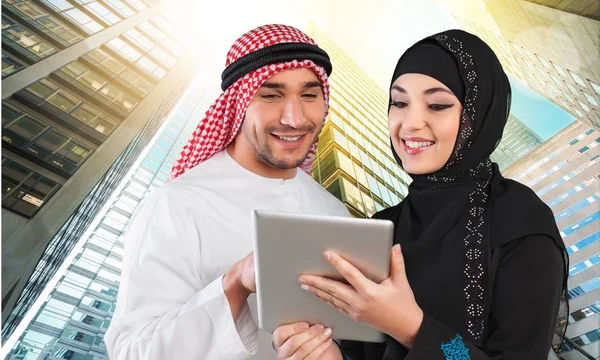 Арабская пара с цифровым планшетом — стоковое фото