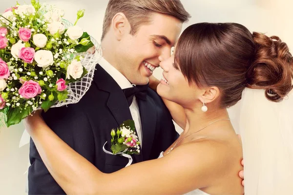 Retrato Jovem Casal Casamento Abraçando — Fotografia de Stock