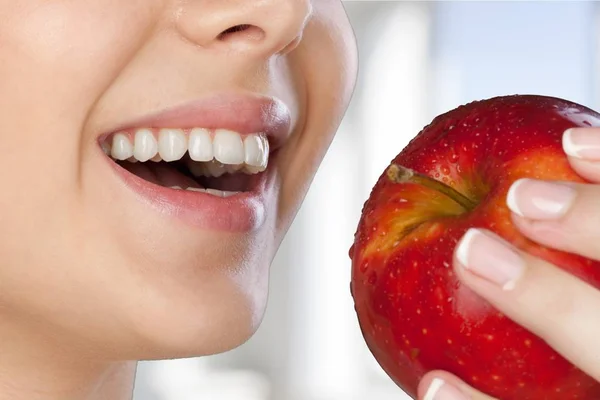 Gigi Manusia Tersenyum Wanita Apel Makan Makanan Sehat Putih — Stok Foto