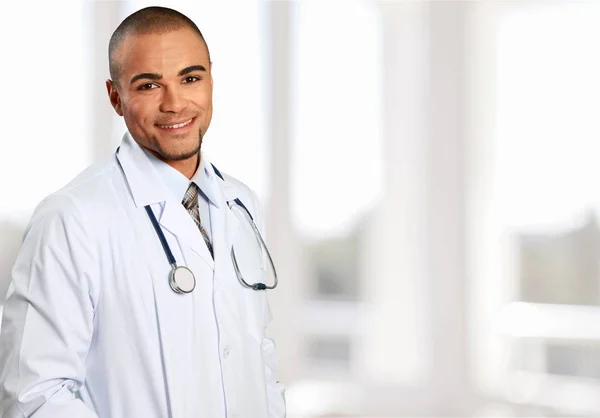 Junge Selbstbewusste Gutaussehende Ärztin Mit Klinik Hintergrund — Stockfoto