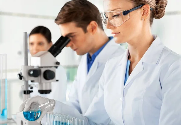 Científicos Femeninos Masculinos Gafas Que Trabajan Con Microscopio —  Fotos de Stock