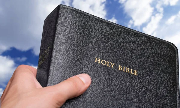 Mężczyzna ręka gospodarstwa Pismo Święte — Zdjęcie stockowe