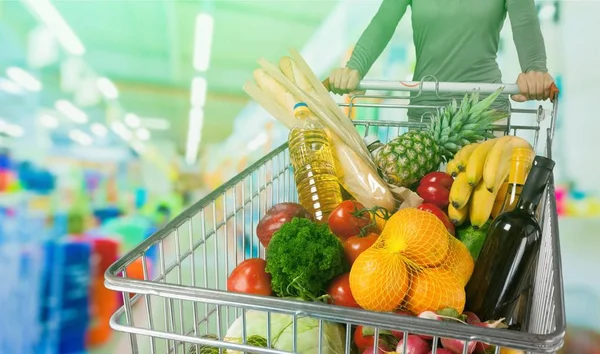 Mujer Joven Empujando Carrito Compras Tienda —  Fotos de Stock