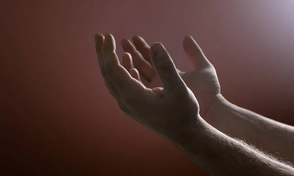Руки Человека Молящегося Крупным Планом — стоковое фото