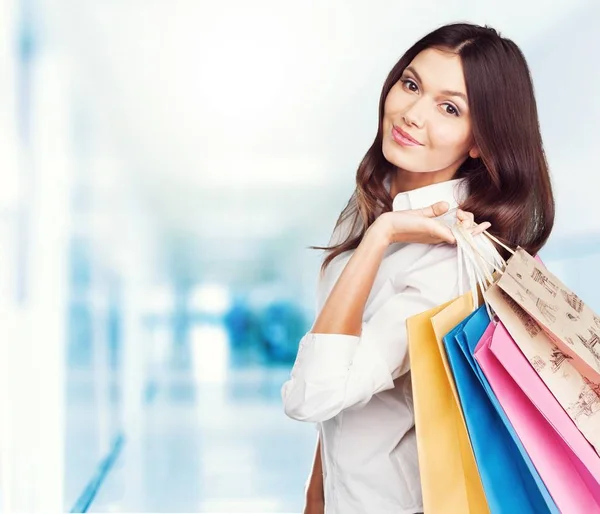 Mujer joven con bolsas de compras — Foto de Stock