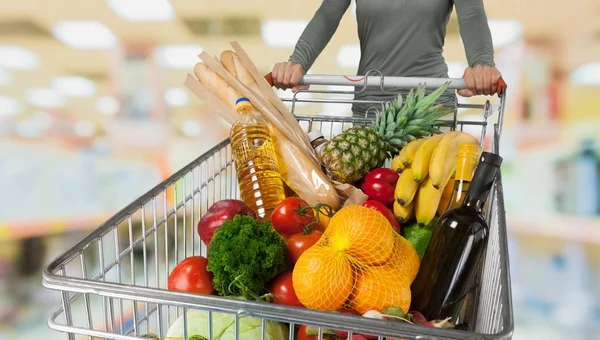 Mujer Joven Empujando Carrito Compras Tienda — Foto de Stock