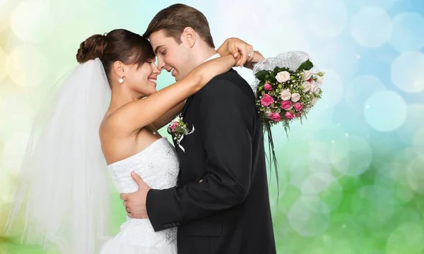 Porträt Eines Jungen Hochzeitspaares Das Sich Umarmt — Stockfoto