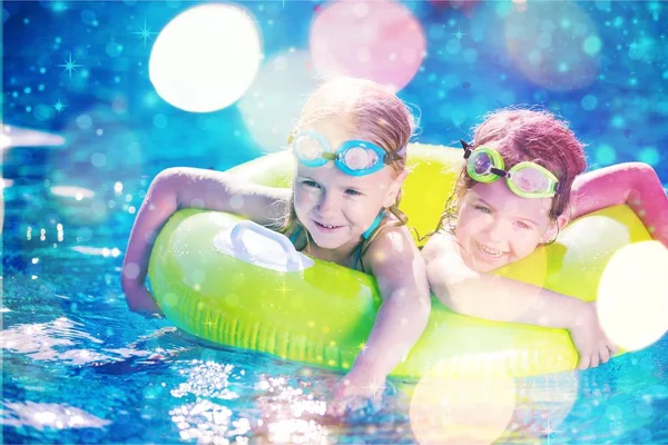 Niños en la piscina. — Foto de Stock