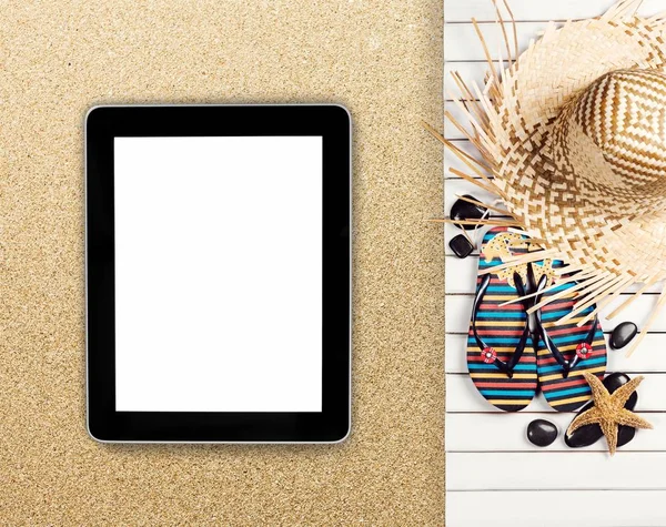 Tableta digital en la playa . —  Fotos de Stock