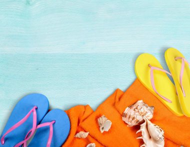 Mavi plaj aksesuarları. Parmak arası terlik, deniz kabukları, havlu
