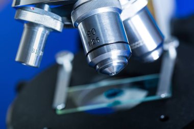 Arka plan üzerinde izole bir tıbbi mikroskop