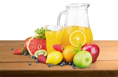 Taze meyve suyu sürahisi ile çeşitli meyve ve çilek arka plan üzerinde içinde