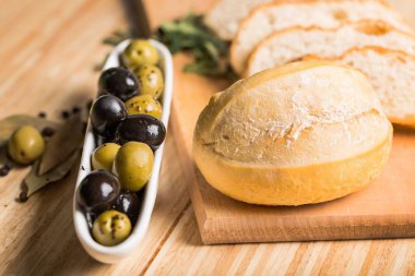 Zeytin ve ekmek üstünde okul sırası