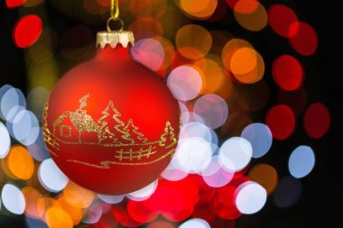 Arka plan bulanık ışıkları kırmızı Noel top