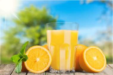 yakın çekim cam masada lezzetli taze portakal suyu