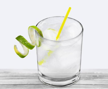 Bardak soğuk su üzerinde arka izole limon dilimi ile