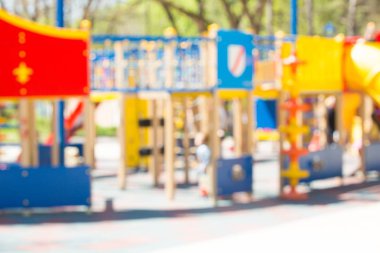 Bahçesi açık park okul bahçesinde arka plan yaz ağaç