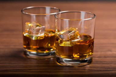 Masada viski ile şeffaf gözlük 