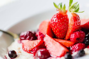 Kabın içinde orman meyve püresi