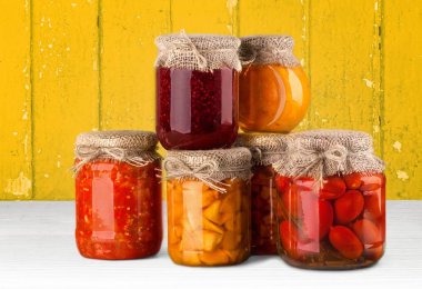 Kavanoz konserve sebze ve sıkışmaları masada 