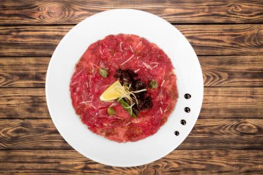 Meze iştah açıcı çeşitler pastırma kurulu ekmek kahvaltı