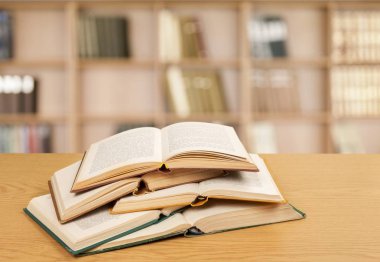 Eski kitaplar üzerinde ahşap masa yığın