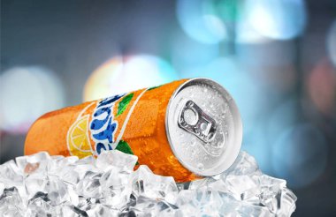 Fanta portakal buz üzerine arka plan bulanık bir yatak üzerinde