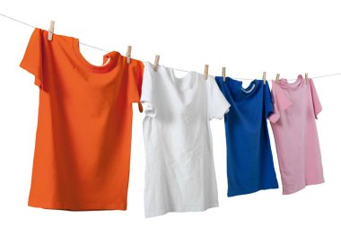 Bir ip clothespins ile üzerinde çamaşır yıkamak