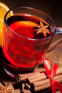 Cam üzerinde arka izole mulled şarap