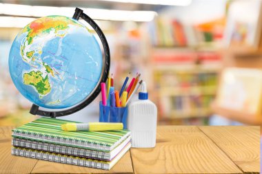 Okul Kırtasiye kompozisyon ahşap arka plan üzerinde