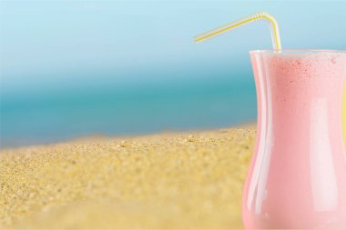 Arka plan bulanık bir resort havuz kenarında kokteyl 