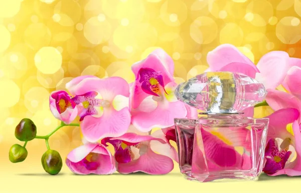 Parfüm Şişesi Arka Plan Bulanık Çiçekler — Stok fotoğraf