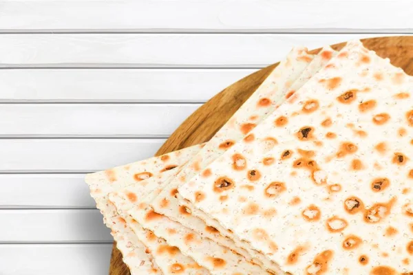 Matzahs. Judisk påsk matzah isolerad på vit — Stockfoto