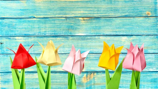 Origami blommor på bakgrund — Stockfoto