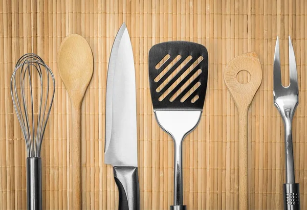 厨房用具线搅拌铲子滚针勺子菜刀工作工具 — 图库照片