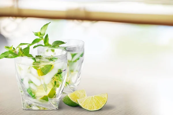 Svěží Koktejl Mojito Dřevěný Stůl — Stock fotografie