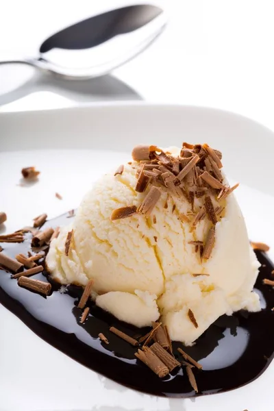 Gelato Alla Vaniglia Con Salsa Cioccolato Sullo Sfondo — Foto Stock