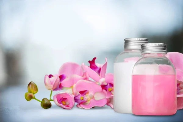 Recipientes cosméticos e flores — Fotografia de Stock