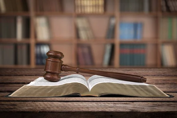 Book Wooden Gavel Wooden Table — Stock Photo, Image