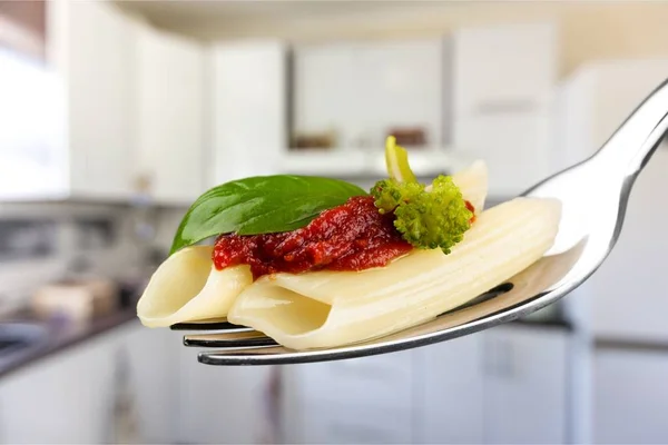 Penne rigate la pasta su una forchetta — Foto Stock