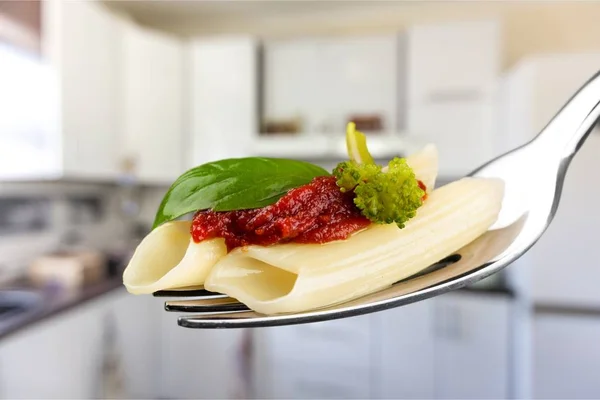 Penne amañar pasta en un tenedor —  Fotos de Stock