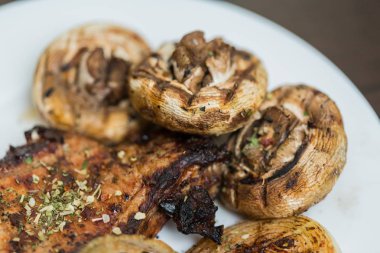 Izgara biftek ve mantar plaka - kapat