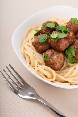 Spagetti makarna köfte ile yakından görmek