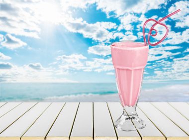 arka plan üzerinde taze lezzetli milkshake cam