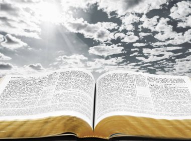 Kutsal İncil kitap masada açıldı