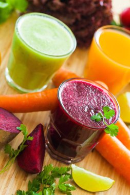 Gözlük ile çeşitli meyve ve sebze arka plan üzerine taze meyve suyu