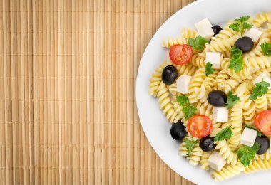İtalyan makarna domates, zeytin ve ahşap zemin üzerine peynir ile